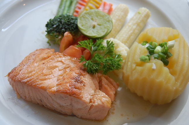 Receta de salmón a la mediterránea bajo en colesterol 
